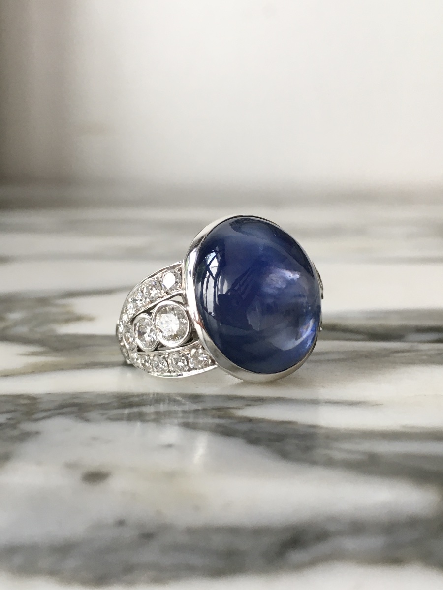 Art Deco-style Ring In 18k White Gold With An Unheated Ceylon Sapphire Weighing 27.81 Ct-photo-1