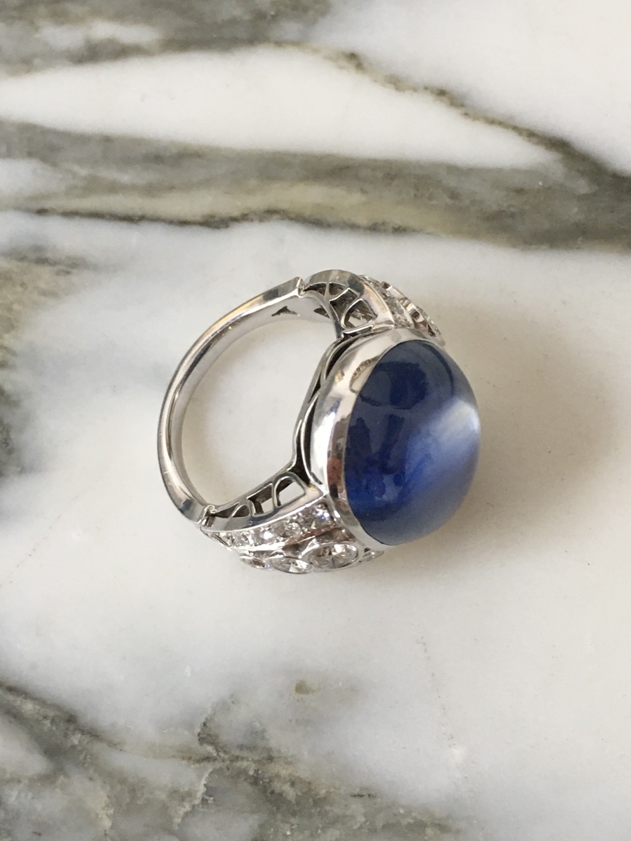 Art Deco-style Ring In 18k White Gold With An Unheated Ceylon Sapphire Weighing 27.81 Ct-photo-2