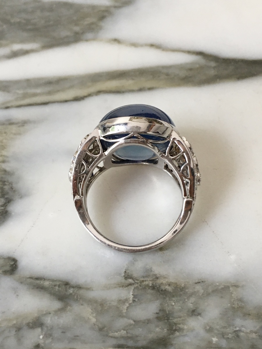 Art Deco-style Ring In 18k White Gold With An Unheated Ceylon Sapphire Weighing 27.81 Ct-photo-3