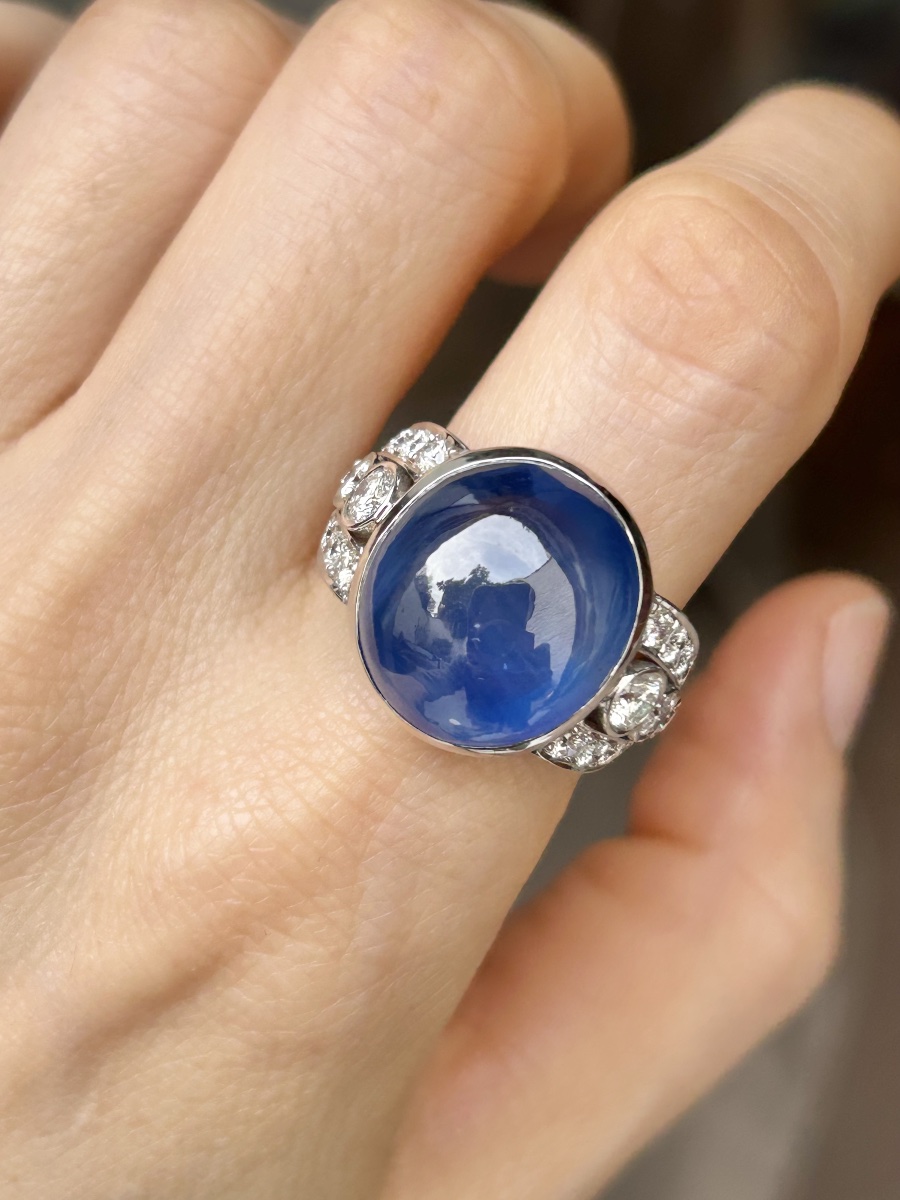 Art Deco-style Ring In 18k White Gold With An Unheated Ceylon Sapphire Weighing 27.81 Ct-photo-5