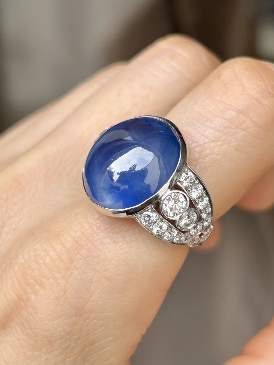Art Deco-style Ring In 18k White Gold With An Unheated Ceylon Sapphire Weighing 27.81 Ct-photo-6