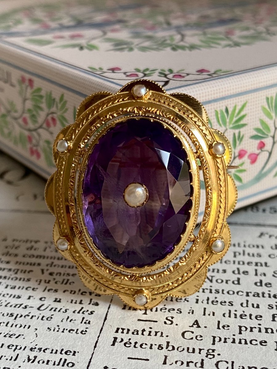 Belle broche Napoléon III en or et sertie d’une améthyste 