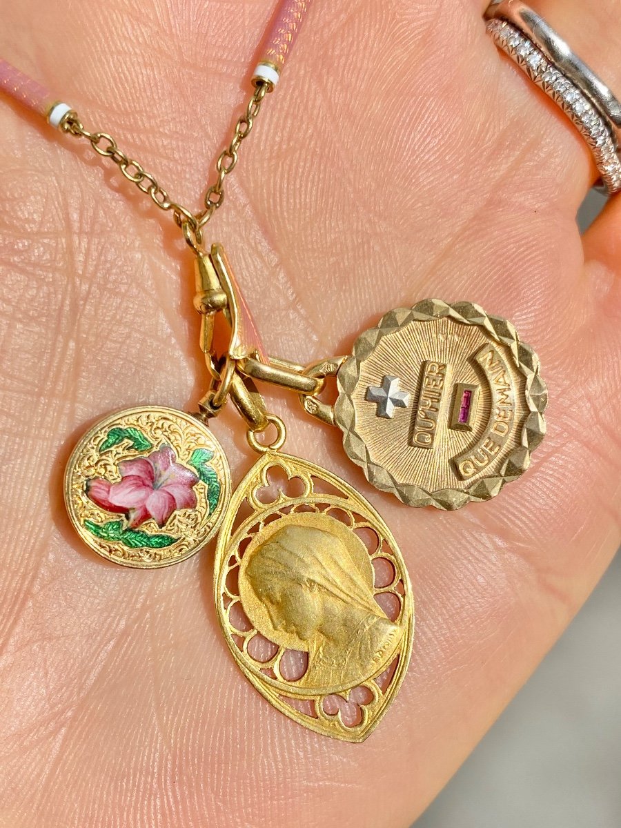 Augis Love Medal In 18k Gold-photo-1