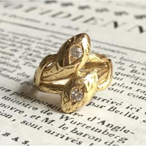 Bague ancienne en or jaune 18K représentant deux serpents 