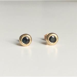 Puces d’oreilles en or jaune 18K et saphirs 