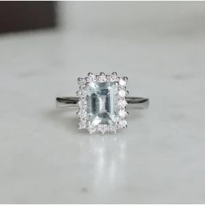 Bague en or blanc 18K sertie d’une aigue-marine et diamants 
