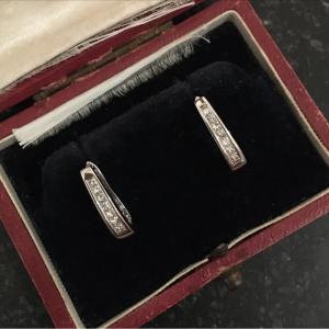 Boucles d'oreilles en or blanc 18K et diamants 