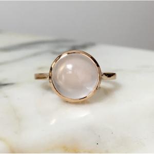 Bague en rose 18K sertie d’un quartz rose