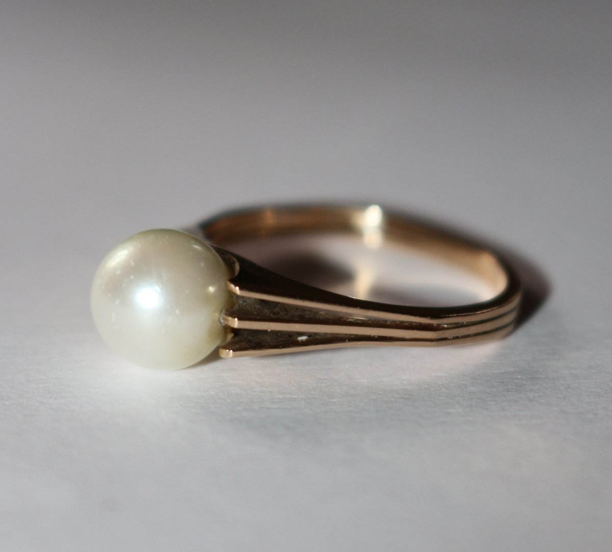 Bague Perle de culture or jaune monture striée-photo-2