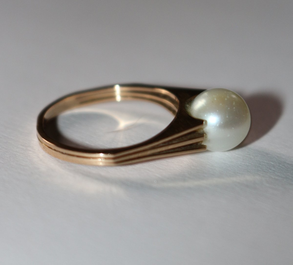 Bague Perle de culture or jaune monture striée-photo-3