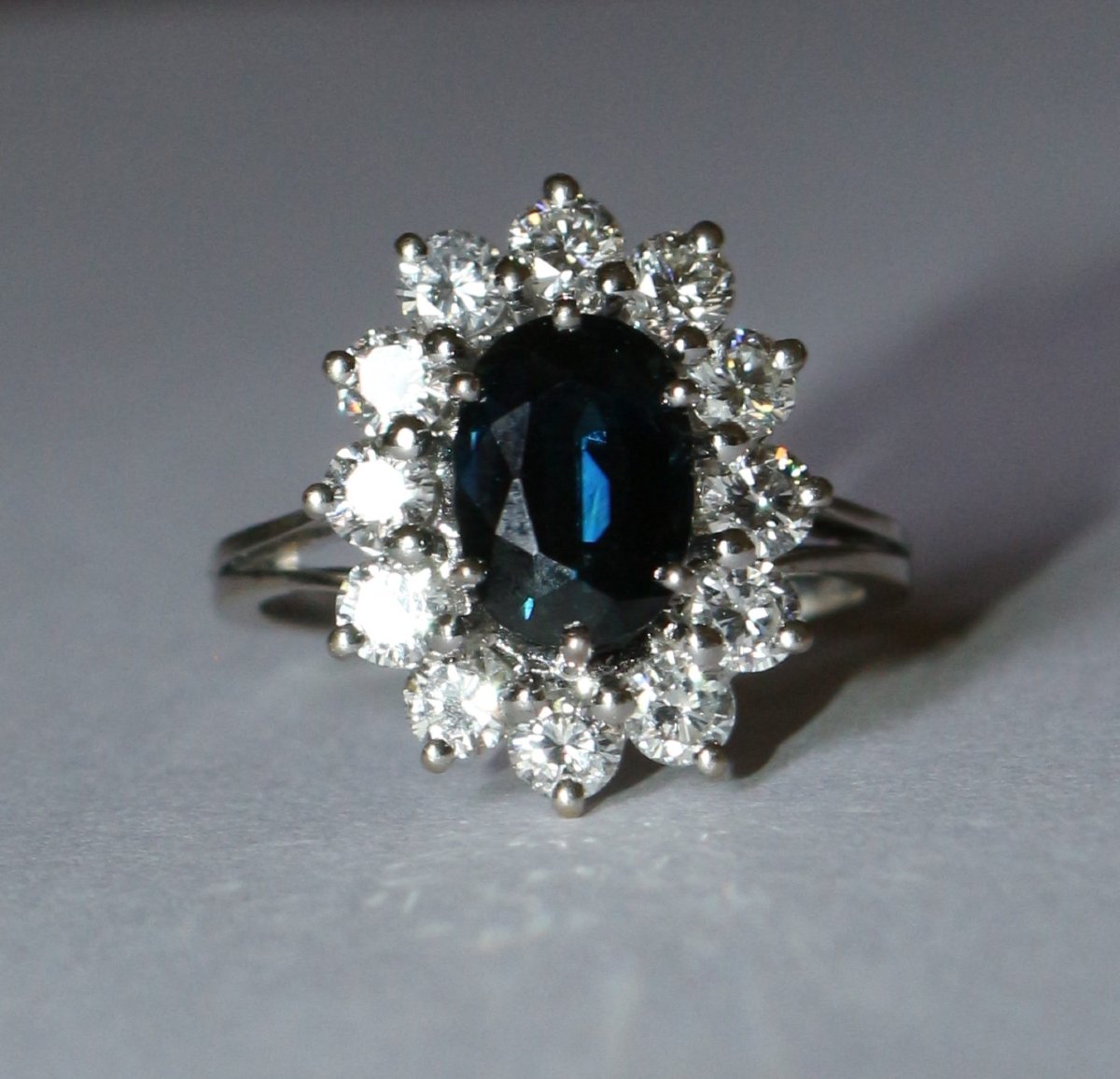 Bague marguerite saphir diamants or blanc-photo-4