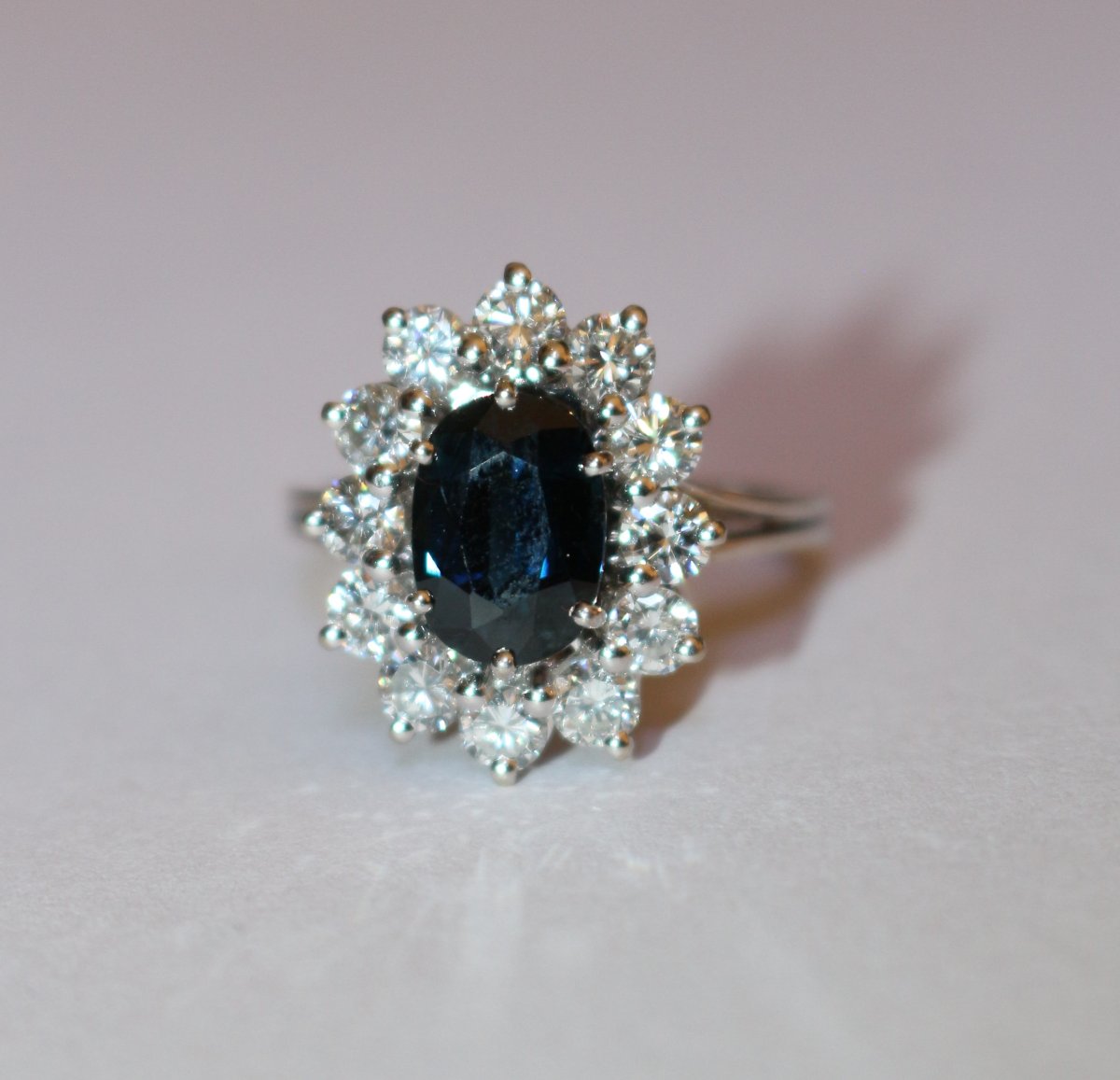 Bague marguerite saphir diamants or blanc-photo-3