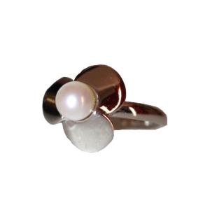 Poiray White Pearl Clover Ring