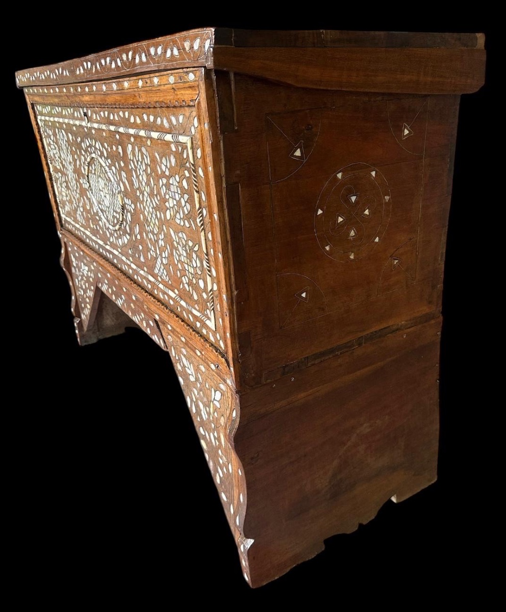 19th Century Syrian Wedding Chest Inlaid With Mother-of-pearl -photo-4
