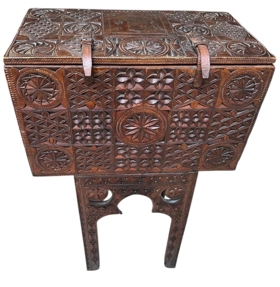 Coffre oriental sculpté 