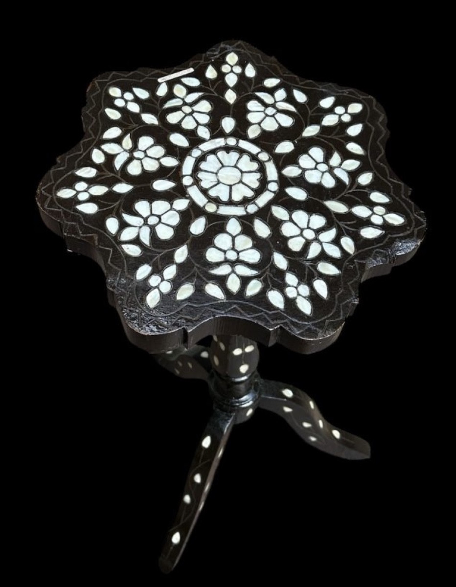 Syrian Tripod Side Table Inlaid With Mother-of-pearl And Bone, Flower-shaped Top.-photo-3
