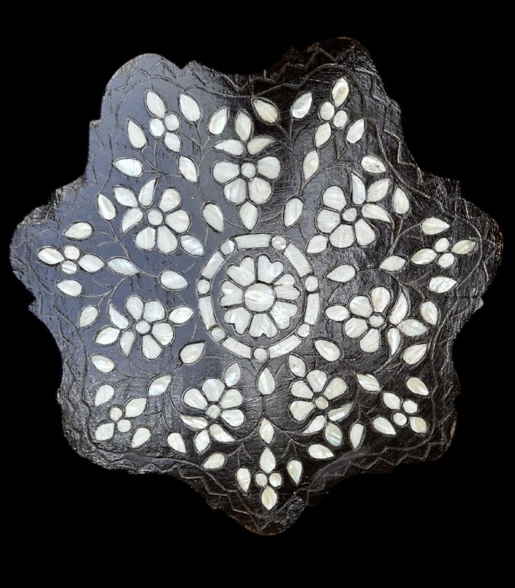Syrian Tripod Side Table Inlaid With Mother-of-pearl And Bone, Flower-shaped Top.-photo-1