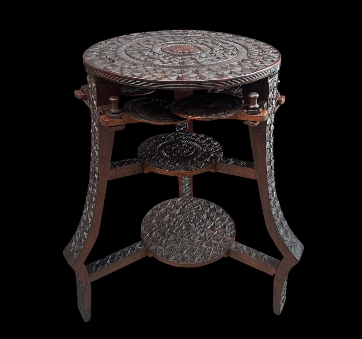 Table à the Berber bien compartimenté et richement sculpté -photo-4