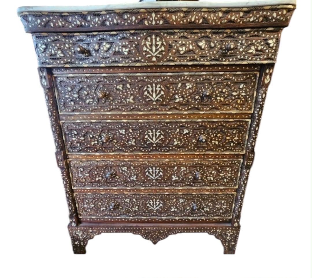 Commode  5 tiroirs incrusté   de la nacre et richement sculpté -photo-2