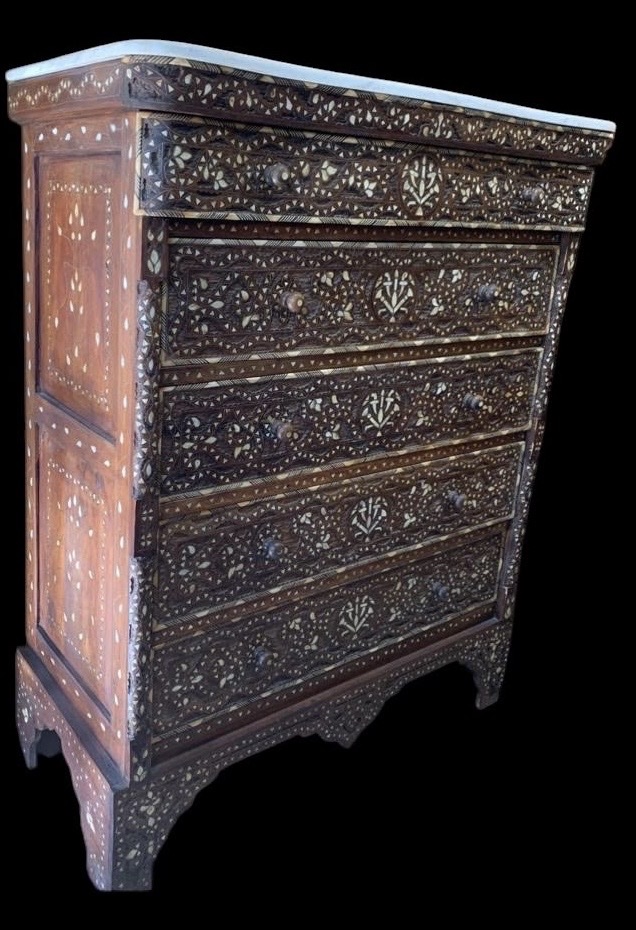 Commode  5 tiroirs incrusté   de la nacre et richement sculpté -photo-3
