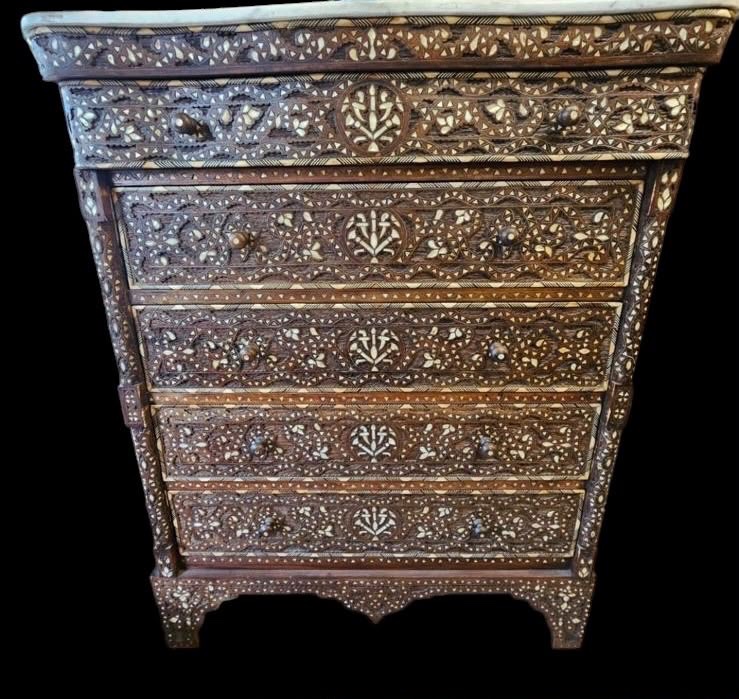 Commode  5 tiroirs incrusté   de la nacre et richement sculpté 