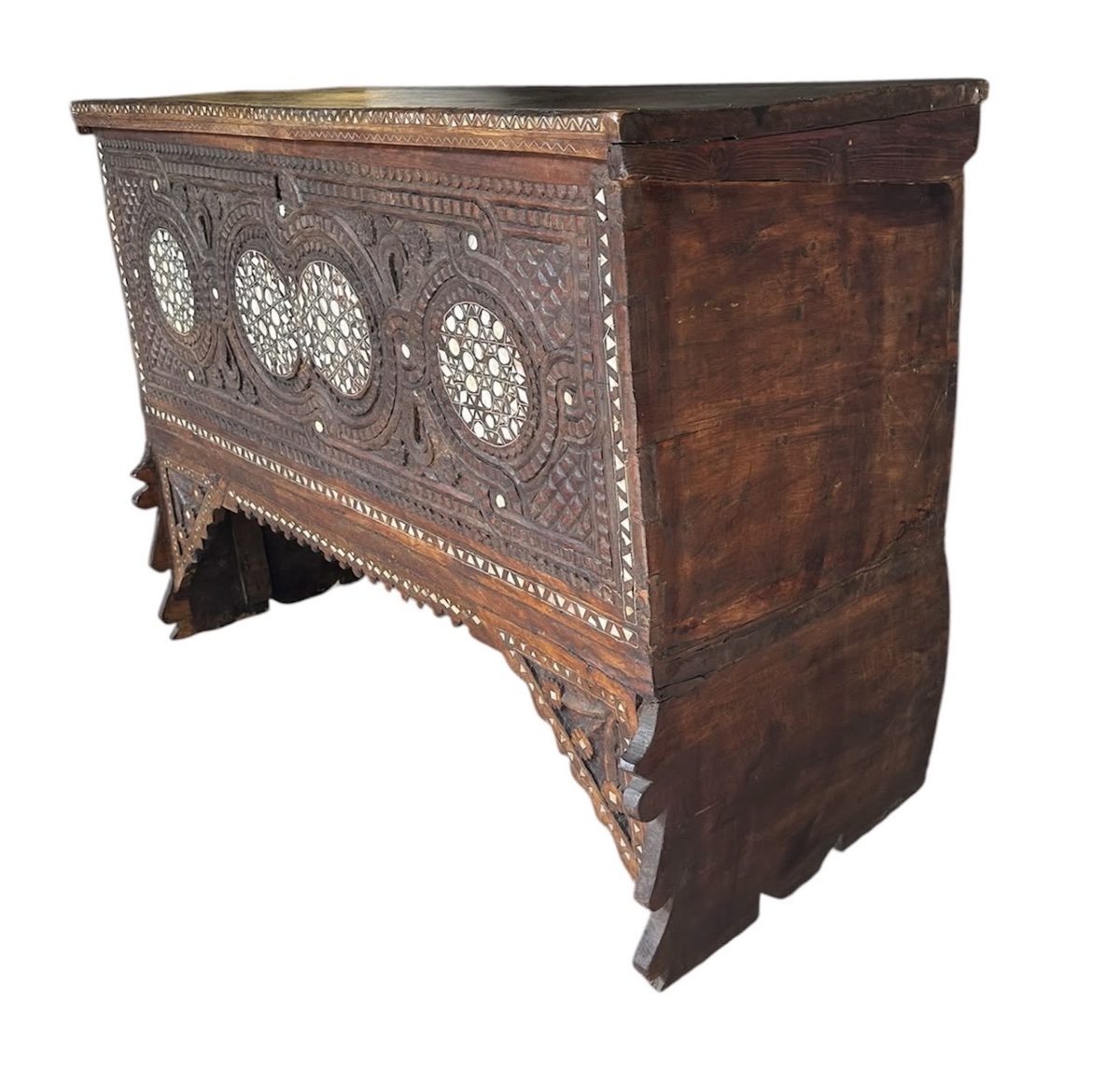 19th-century Syrian Wedding Chest, Carved And Inlaid With Mother-of-pearl -photo-2