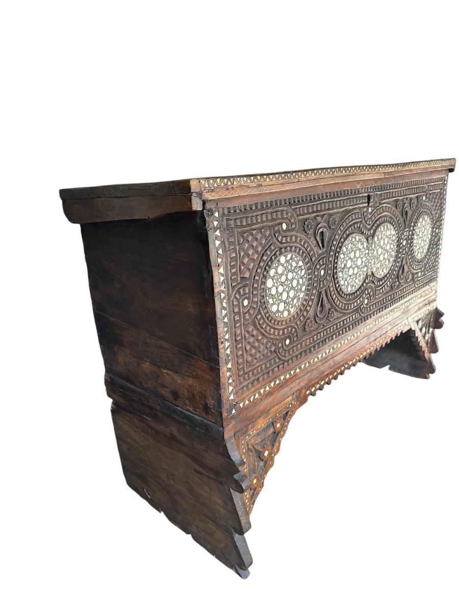 19th-century Syrian Wedding Chest, Carved And Inlaid With Mother-of-pearl -photo-3