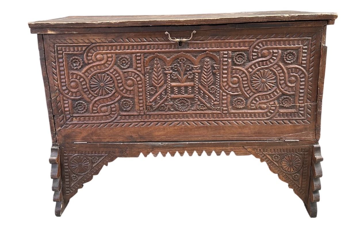 Coffre de mariage en bois sculpté 