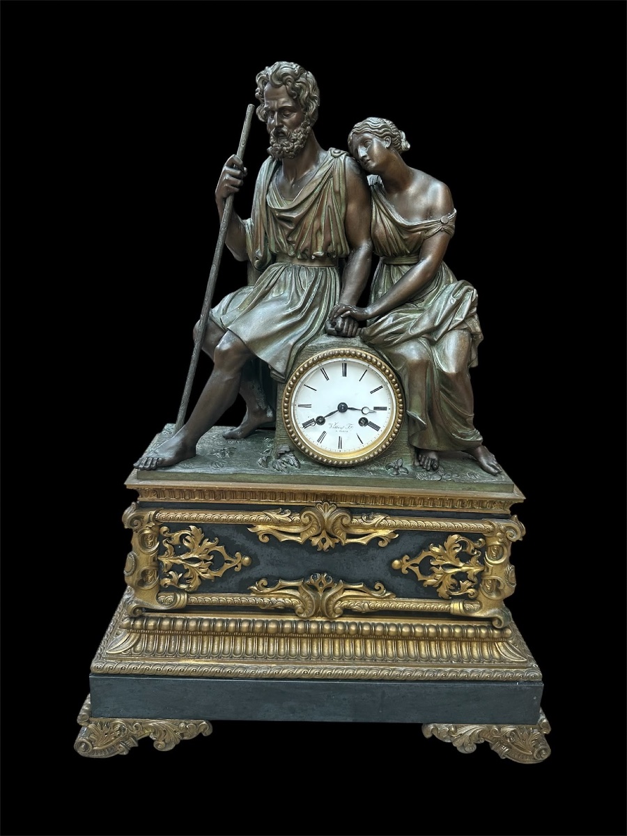 Pendule en bronze doré et patiné , cadran en émail blanc .
