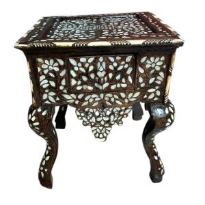Table de chevet ou Gueridon Syrie - ottoman   incrusté de nacre XIX siècle 