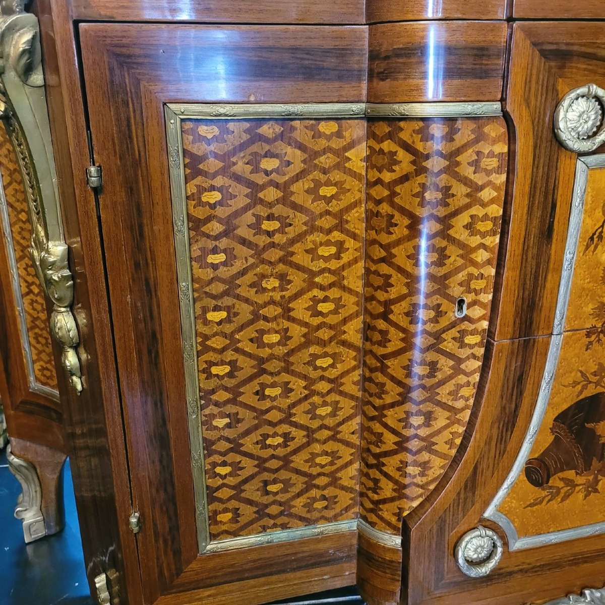 Grosse commode en marqueterie et bronze, début XXème siècle-photo-3