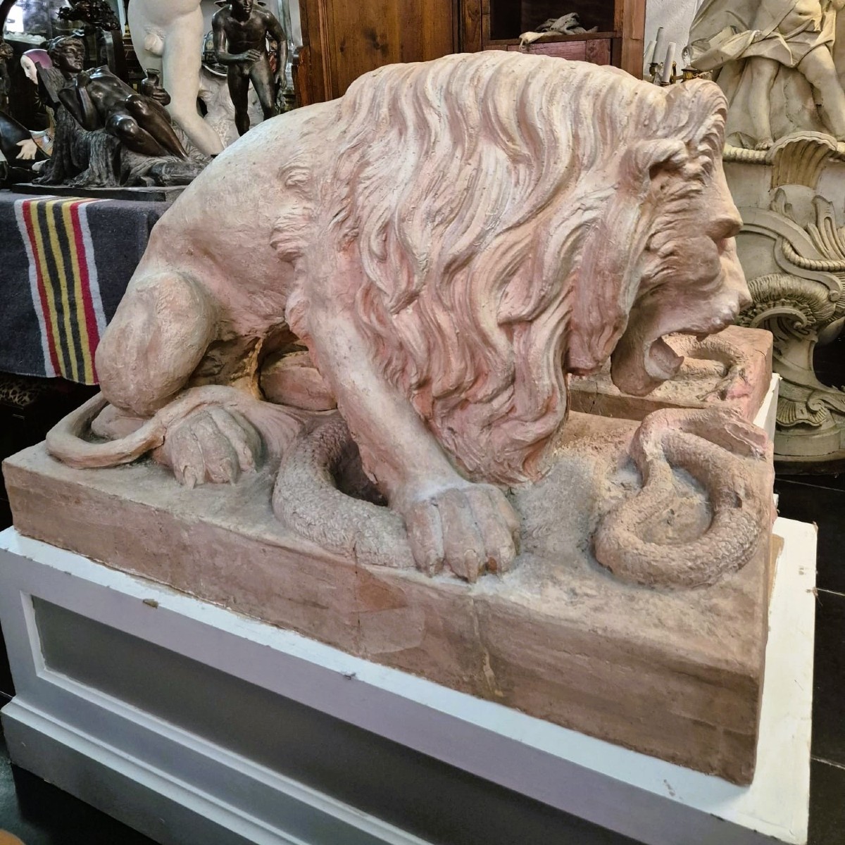 Paire de lions en terre cuite, H68cm L104cm, sur socle, XIXème siècle-photo-3