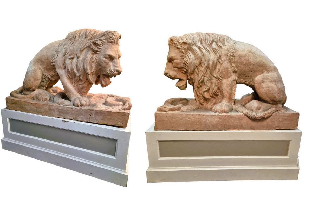 Paire de lions en terre cuite, H68cm L104cm, sur socle, XIXème siècle