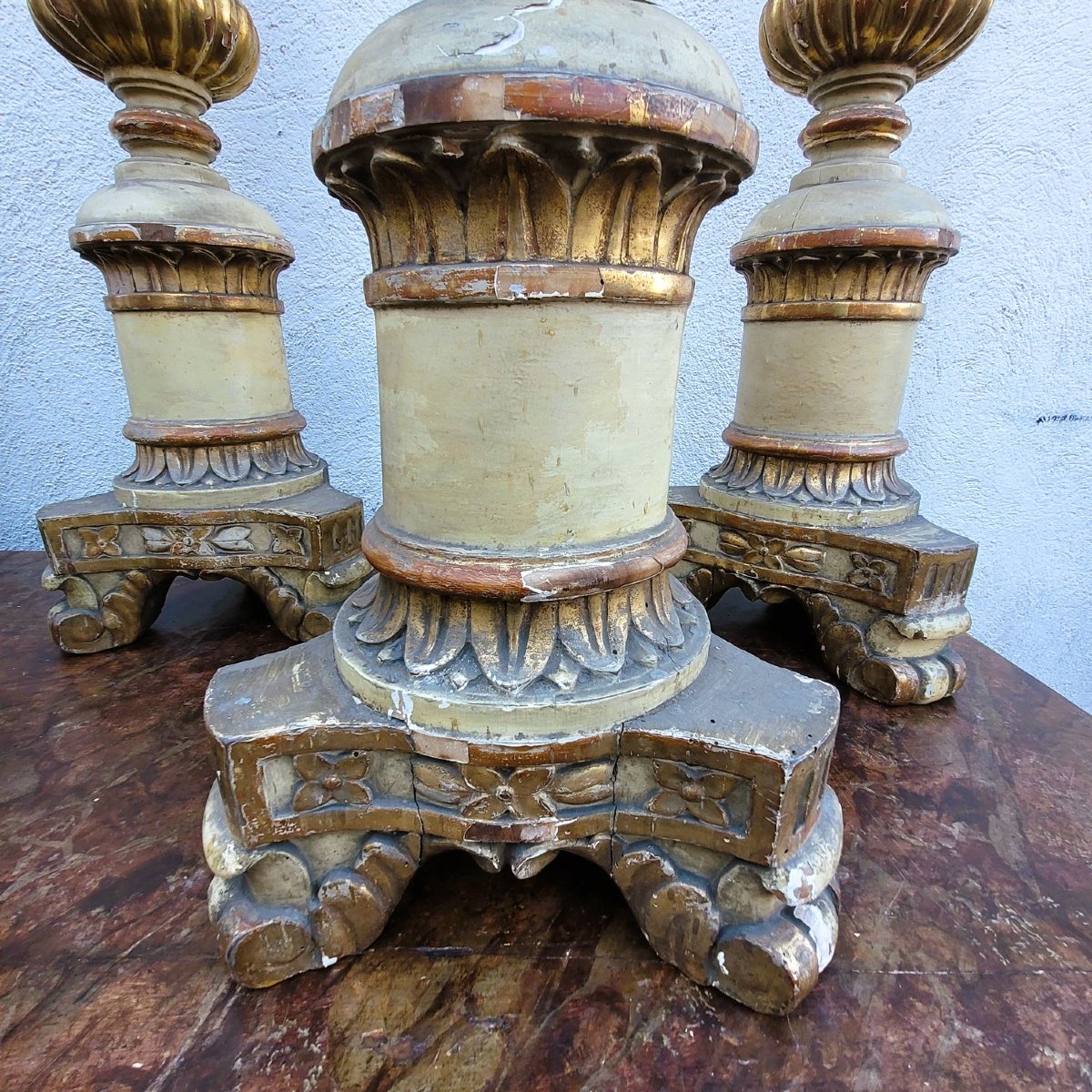 Suite de 6 grands pique-cierges en bois laqué et doré, début XIXème siècle-photo-2