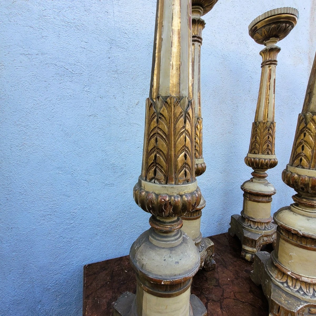 Suite de 6 grands pique-cierges en bois laqué et doré, début XIXème siècle-photo-2