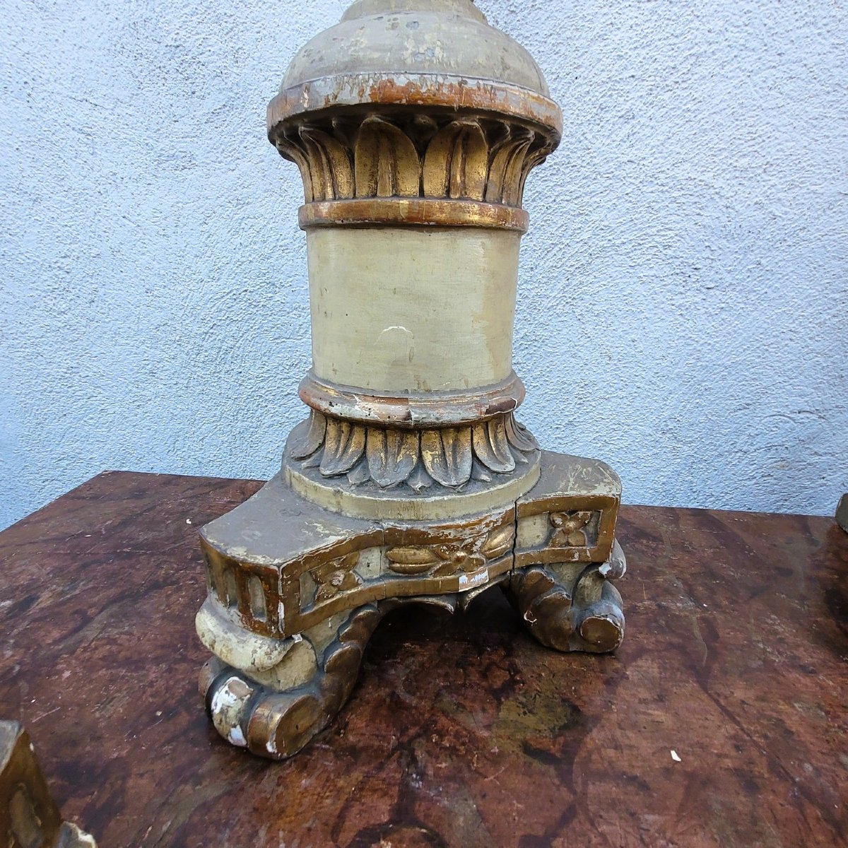 Suite de 6 grands pique-cierges en bois laqué et doré, début XIXème siècle-photo-3