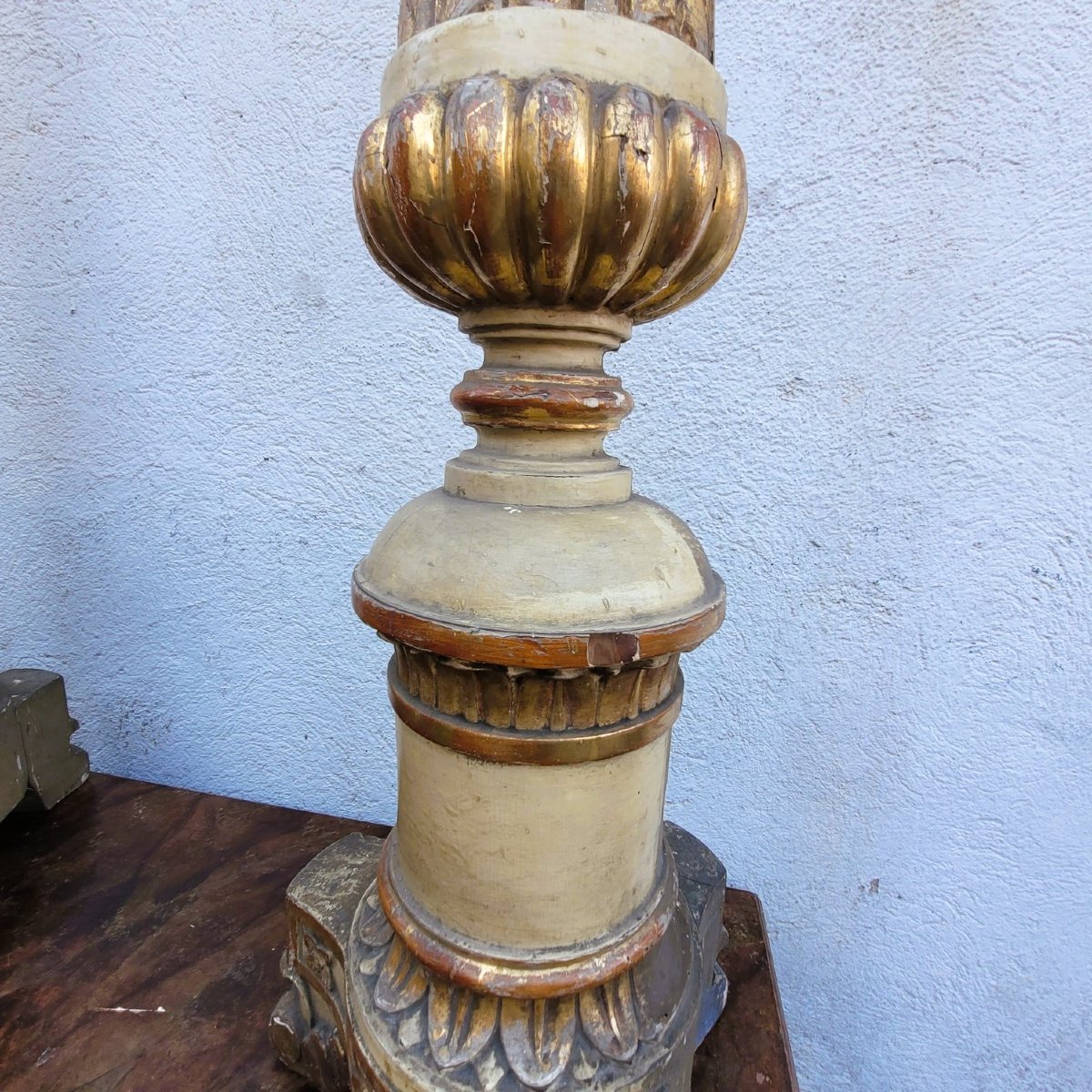 Suite de 6 grands pique-cierges en bois laqué et doré, début XIXème siècle-photo-4