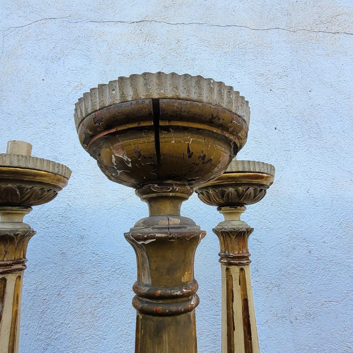 Suite de 6 grands pique-cierges en bois laqué et doré, début XIXème siècle-photo-6