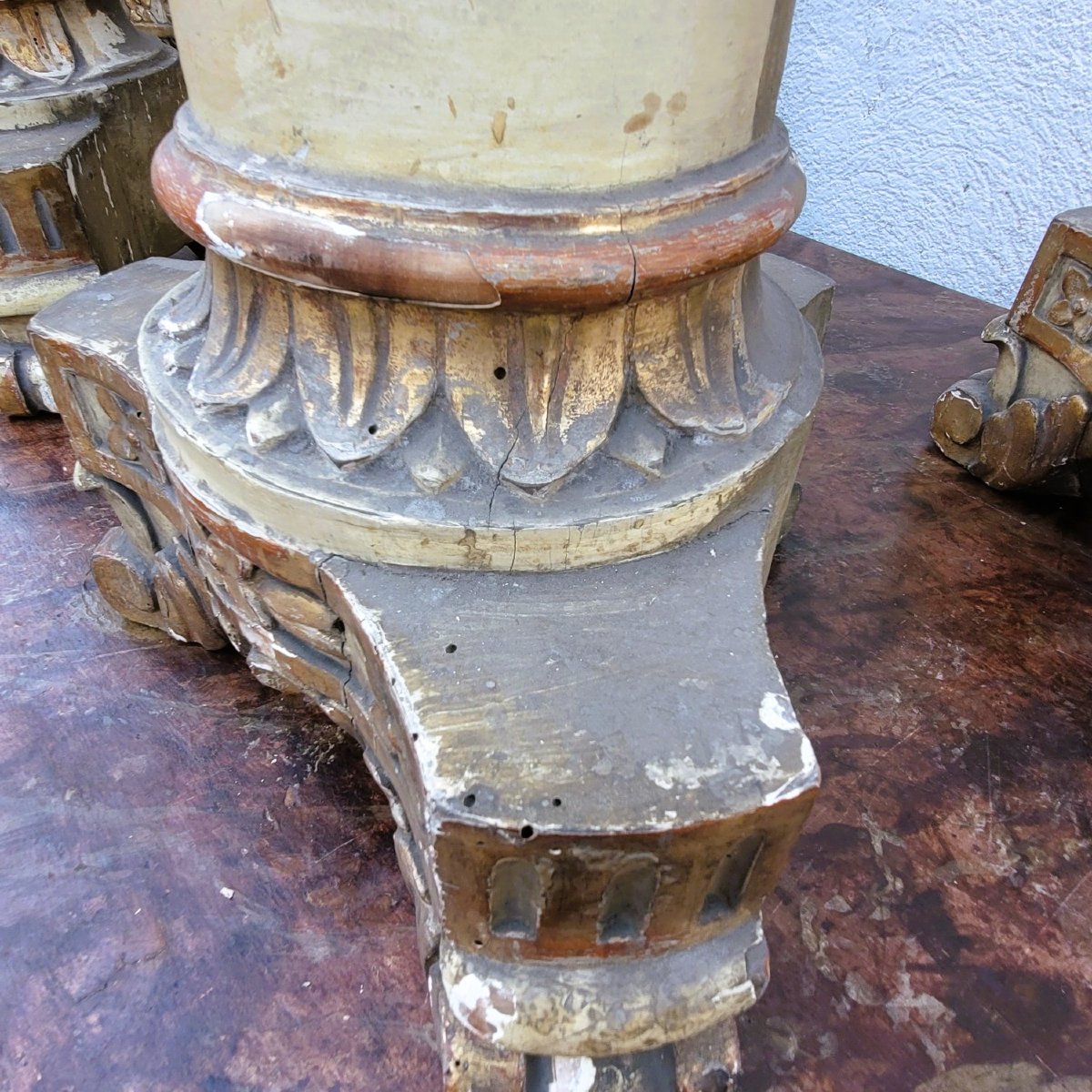 Suite de 6 grands pique-cierges en bois laqué et doré, début XIXème siècle-photo-7