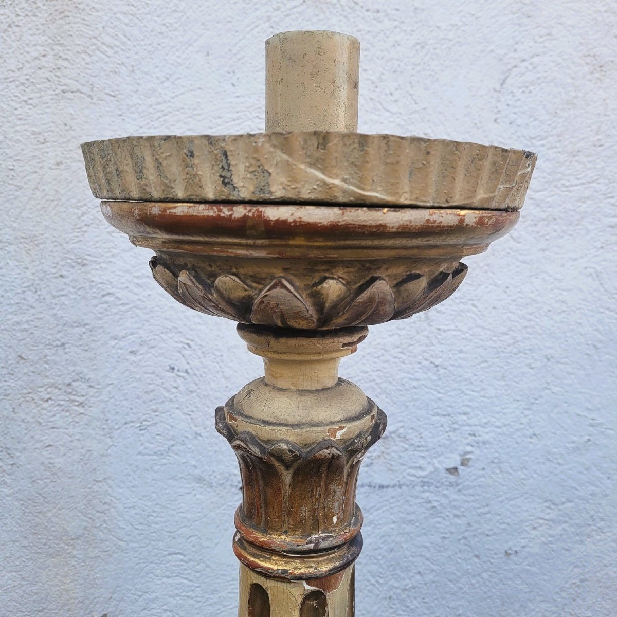 Suite de 6 grands pique-cierges en bois laqué et doré, début XIXème siècle-photo-8