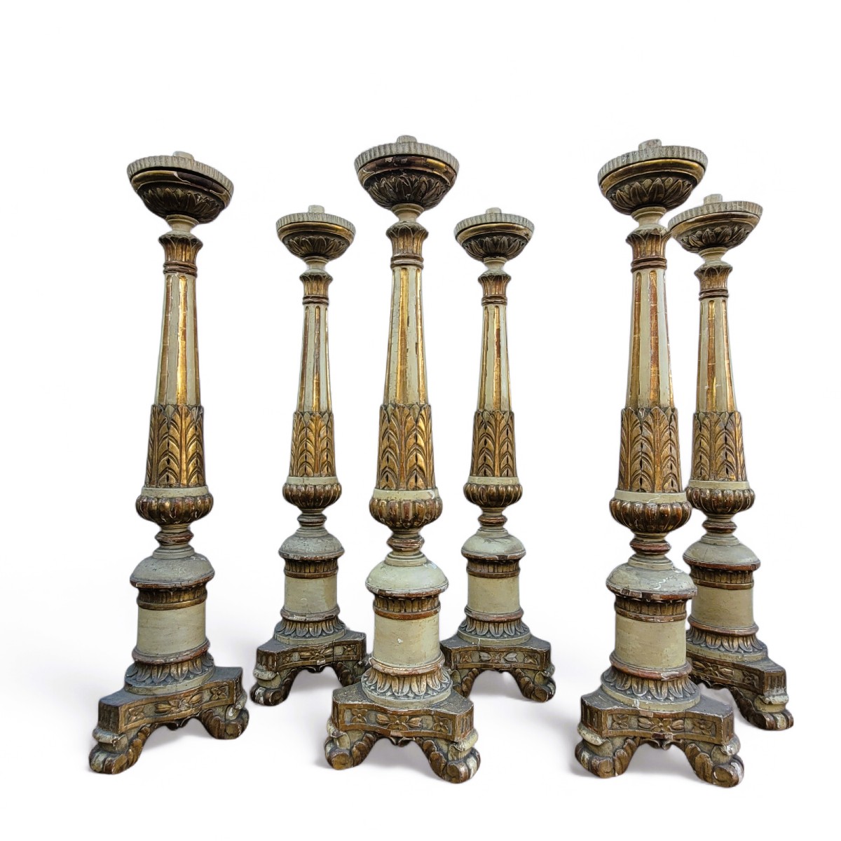 Suite de 6 grands pique-cierges en bois laqué et doré, début XIXème siècle