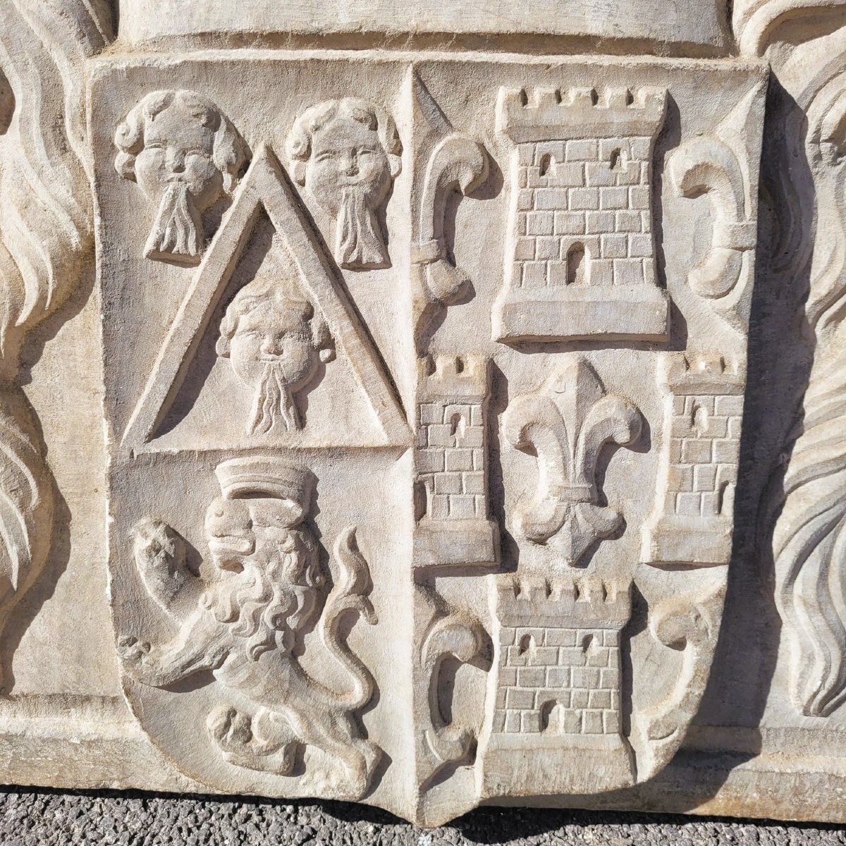 Blason H62cm, marbre sculpté de différentes armoiries, Epoque XVII ou avant-photo-2