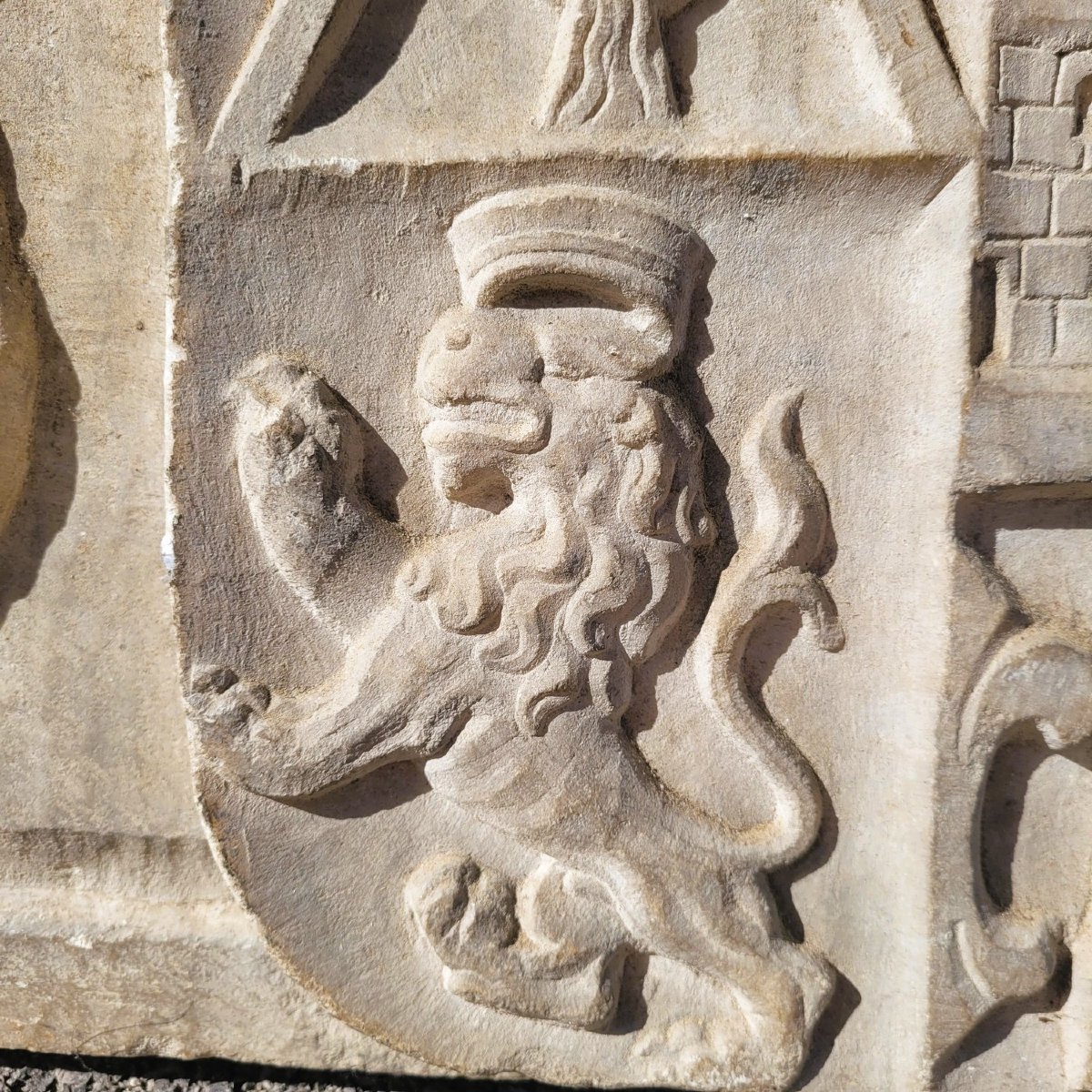 Blason H62cm, marbre sculpté de différentes armoiries, Epoque XVII ou avant-photo-4