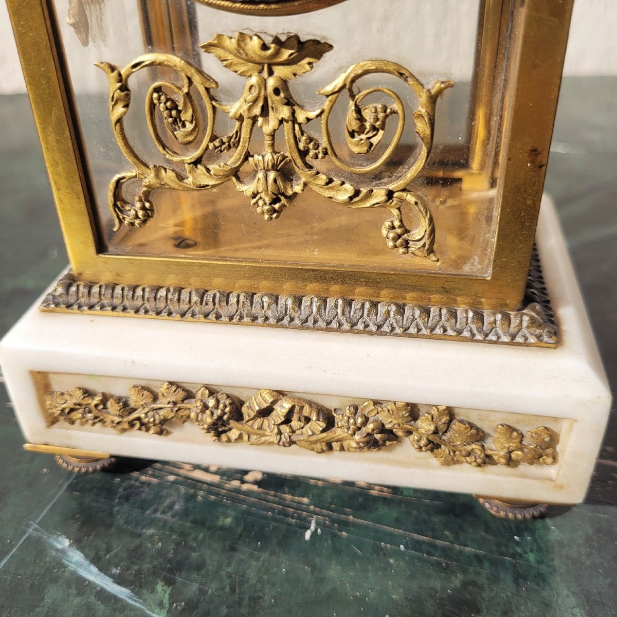 Pendule en bronze et marbre blanc, de style Louis XVI, XIXème siècle-photo-2