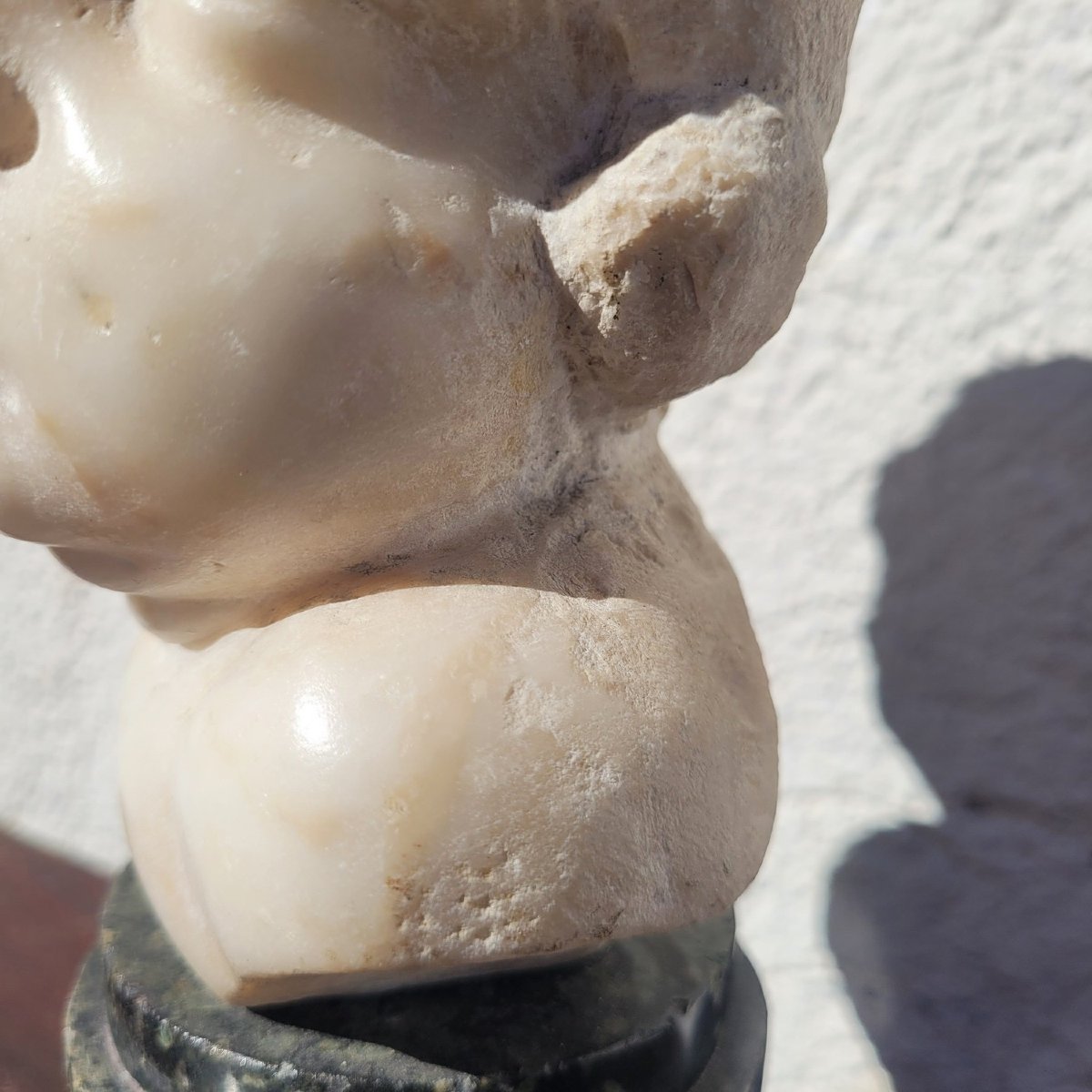 Tête de putto en marbre blanc sur colonne, XVIIème siècle-photo-2