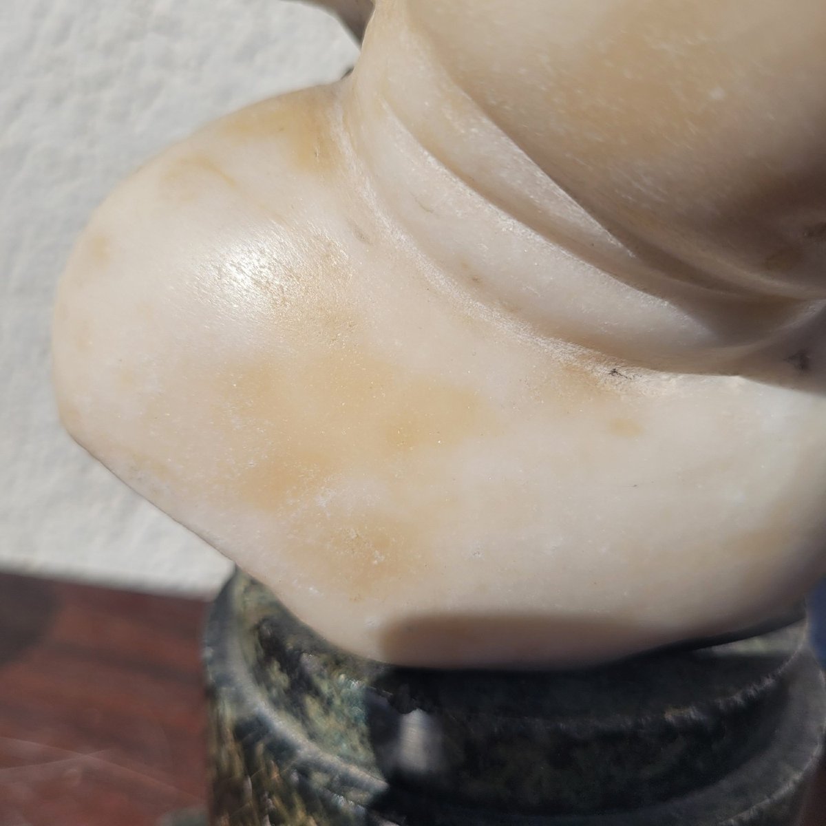 Tête de putto en marbre blanc sur colonne, XVIIème siècle-photo-7
