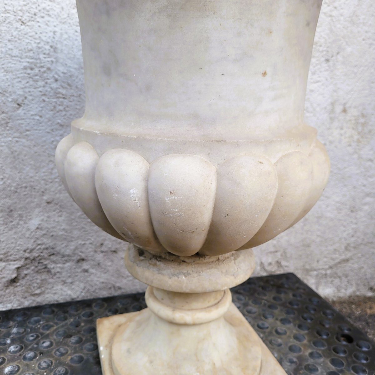 Vase dit Medicis en marbre blanc, fin XVIIIème début XIXème siècle-photo-2