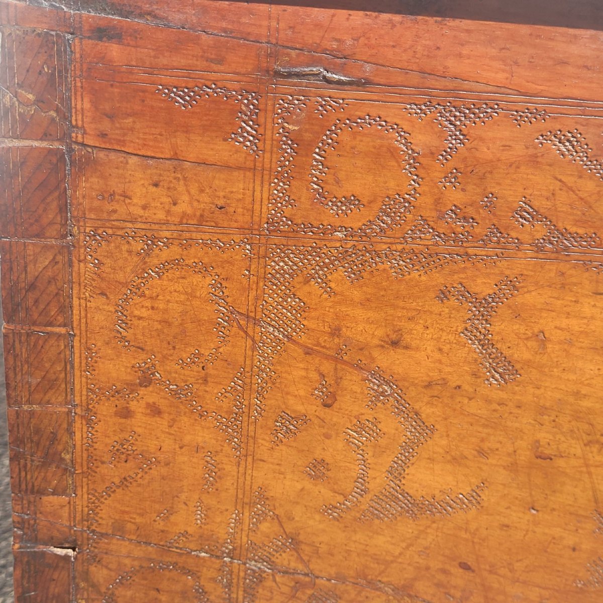 Rare Pyrographed Cedar Chest, Venice, 17th Century-photo-5