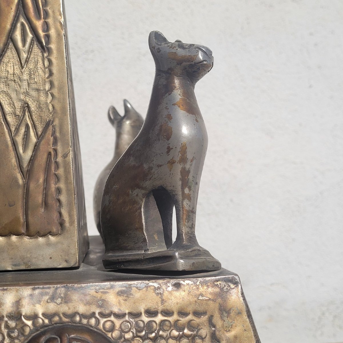 Egyptomania, ancien pied de lampe en métal, début XXème siècle-photo-1
