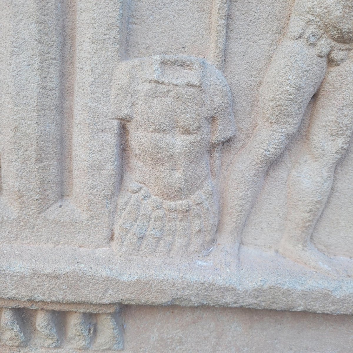 Rare bas-relief en pierre sculptée à l'antique, 1ere partie du XIXème siècle-photo-3